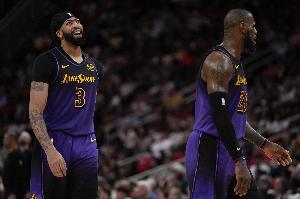 詹姆斯INS晒名人堂夹克 浓眉现身评论区：精英！