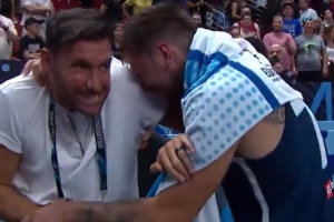 东契奇赛后非用费尔南德斯的衣服擦汗 惹得后者一脸嫌弃