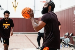 登哥瘦了？亚利桑那州大男篮官媒晒哈登回母校训练的照片