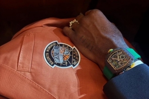 率先体验！詹姆斯晒名人堂夹克：我们进名人堂了！