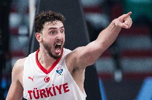 美记：申京欧锦赛的表现比上赛季末好 下赛季绝对更上一层楼