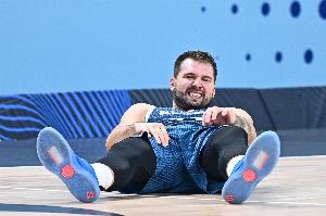 东契奇首节结束就回更衣室！斯洛文尼亚主教练：他说他得去上厕所