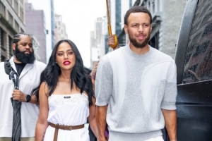 库里夫妇和老库里现身美网决赛 库里被惊出表情包 阿耶莎妆容绝美