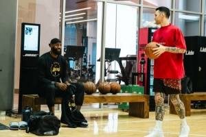 训练师：詹姆斯有次要求我看他的比赛 并在第二天给他提两点建议