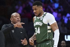 业内首创！NBC将安排解说员在球队板凳席旁边解说 获取一手消息