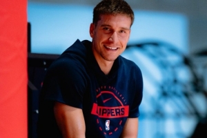 因腿筋伤势提前结束欧锦赛！快船官方晒博格丹训练照