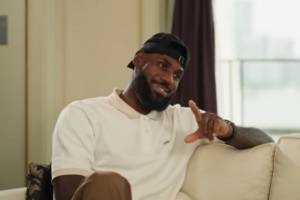 詹姆斯：我和朋友打高尔夫时不太被人打扰 在上海我们冒着大雨打