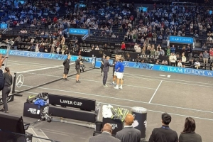 在现场！希尔德在大通中心看阿尔卡拉斯比赛 后者银发造型帅气