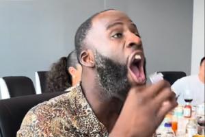 表情绝了追梦中国行喝茅台 中文社媒：白酒两斤半 啤酒随便灌