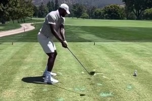 退役后的爱好？4旬老汉詹姆斯真的迷上打高尔夫球了