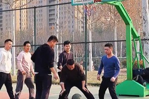 野球场“白巧克力！一人拿球九人慌！骚操作秀一波