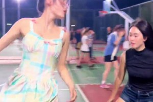 感觉现在打野球的女生强度比NBA还大啊