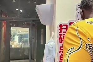 好吃吧！追梦中国行品尝蜜雪冰城冰淇淋，还喂老婆柠檬水