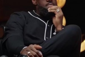 李梦这身材真是壮硕！穿着运动上衣，一条龙碾压上篮！