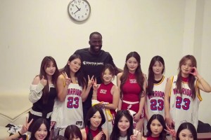 喜欢哪个哈！追梦-格林中国行和一群女粉丝合影留念~