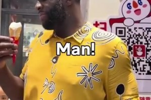 开心果！詹姆斯梦八时期开玩笑：科比是我偶像，我穿的像他一样！