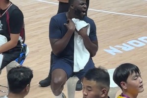 硬汉气质瞬间消失追梦现场跟唱《APT.》比手势扭来扭去~