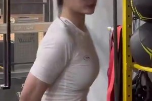 这身材！你在禁区能扛得住她的突破吗？