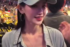 此前美女球迷现场看球被问到心目中前三球星：詹姆斯、科比、华子