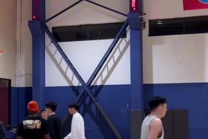 兄弟你用这招投篮我相信可以打到80岁