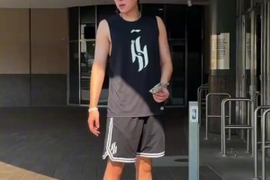 新赛季即将开始，杨瀚森来到球迷商店买点新装备️