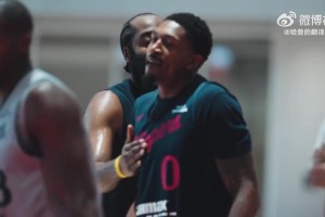 干得漂亮！哈登和比尔训练中击掌，并拍拍后者的胸脯