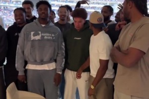 快船全队团建看橄榄球赛并合影，登哥怎么站最后面，差点都没看见他