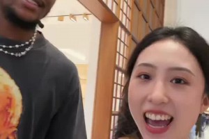 很和善啊~美女主持人拜月宁在澳门逮到了闲逛的杰伦-格林