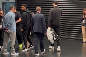 第二场直接被DNP了！曾凡博赛后在球员通道落寞背影