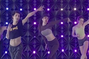 周玲安晒自己跳舞视频，这也太妖娆了